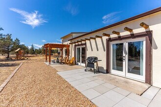 4455 NE Vaughn Ave, Unit The Prancing Peacock in Terrebonne, OR - Foto de edificio - Building Photo