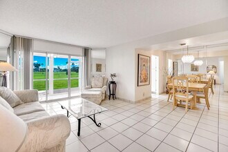 3951 Via Poinciana in Greenacres, FL - Building Photo - Building Photo