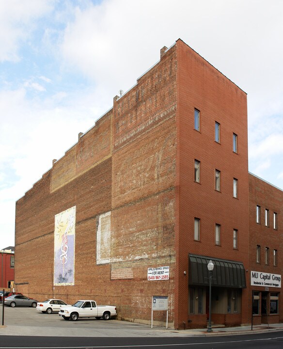 135 Salem Ave SW in Roanoke, VA - Building Photo