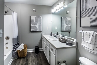 Number 10 Main in Memphis, TN - Building Photo - Interior Photo