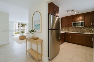 1665 Bay Rd in Miami Beach, FL - Building Photo - Building Photo