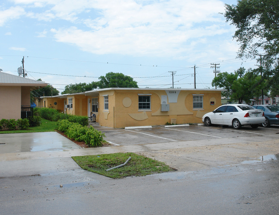 1209 NW 2nd St in Fort Lauderdale, FL - Foto de edificio