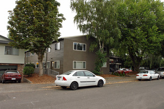 Westmoreland Apartments in Portland, OR - Building Photo - Building Photo