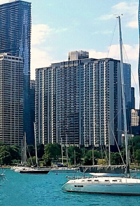 400 E Randolph St in Chicago, IL - Building Photo
