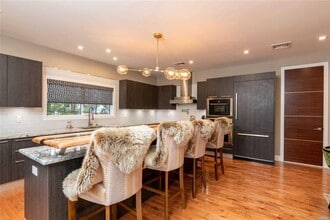 5 Parish Dr in Locust Valley, NY - Building Photo - Building Photo