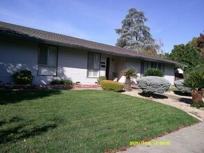 390 S Almond St in Dixon, CA - Building Photo - Building Photo