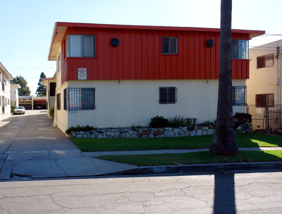 748 N Inglewood Ave in Inglewood, CA - Building Photo