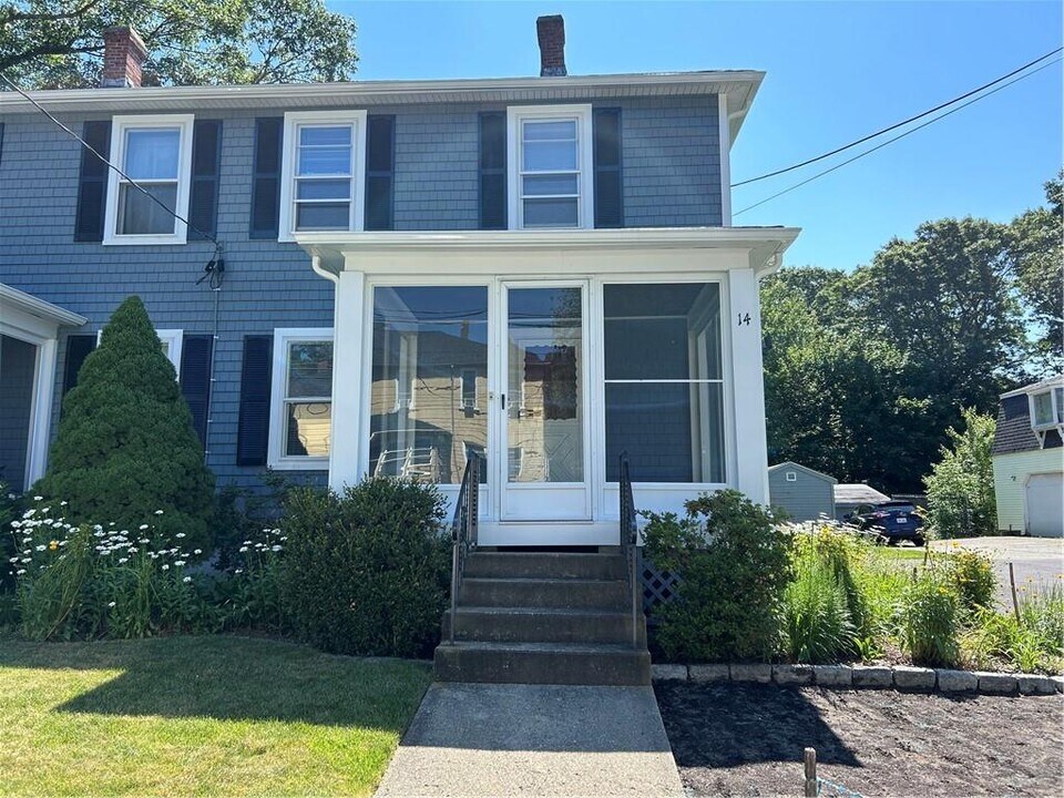 14 Woodland Ct in Lincoln, RI - Building Photo