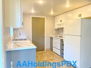 8061 SE Woodstock Blvd in Portland, OR - Building Photo - Building Photo
