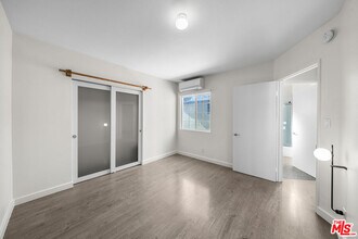 953 N Hoover St in Los Angeles, CA - Building Photo - Building Photo