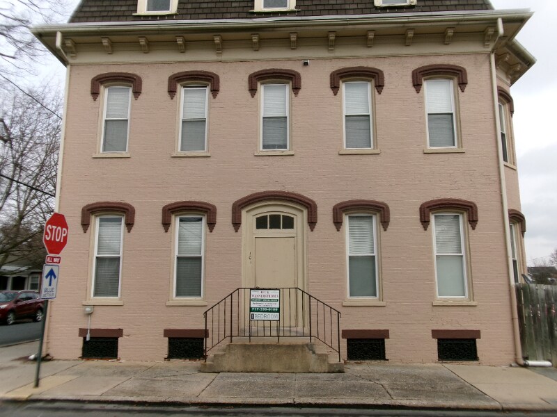 101 S Charlotte St, Unit Apt 5 in Manheim, PA - Building Photo