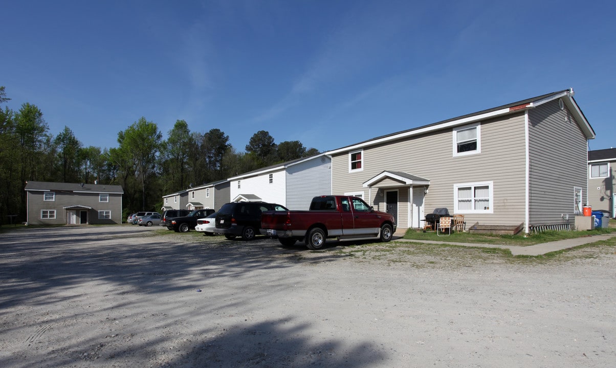 815-825 River Rd in Selma, NC - Building Photo