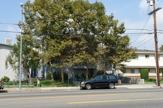 15039 Burbank Blvd in Van Nuys, CA - Building Photo - Building Photo