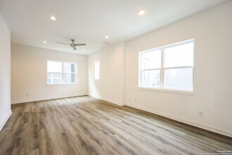 210 W Poplar St in San Antonio, TX - Building Photo - Building Photo