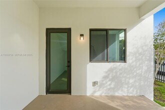 1393 NW 31st St in Miami, FL - Building Photo - Building Photo