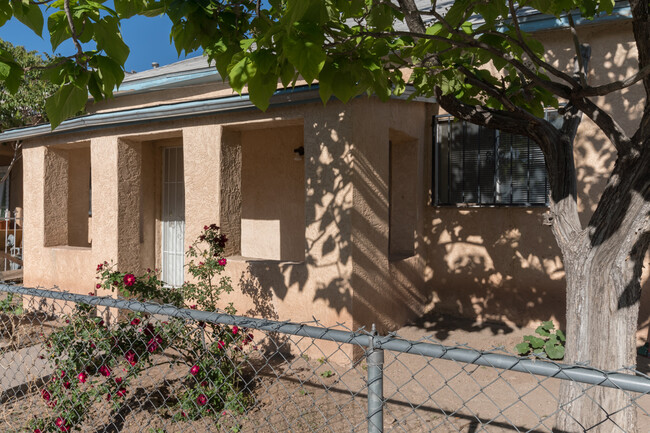 1408 3rd St SW in Albuquerque, NM - Foto de edificio - Building Photo