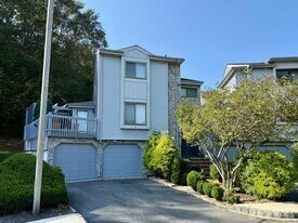 5 Viburnum Ct in East Brunswick, NJ - Building Photo