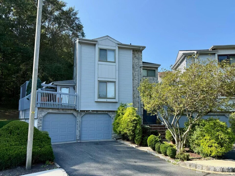 5 Viburnum Ct in East Brunswick, NJ - Building Photo