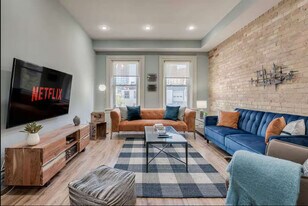 246 Queen St E in Toronto, ON - Building Photo