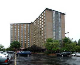 One Renaissance Place in Palatine, IL - Building Photo - Building Photo