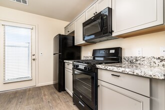 2467 Oakmont Cir in Tulare, CA - Building Photo - Building Photo