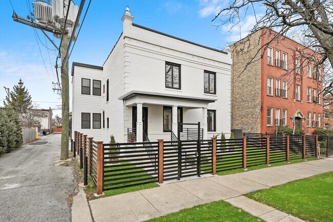 4010 W Warwick Ave-Unit -1 in Chicago, IL - Building Photo - Building Photo