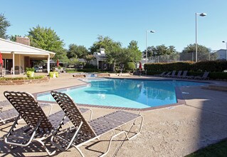 Oaks at Duck Creek in Garland, TX - Building Photo - Building Photo