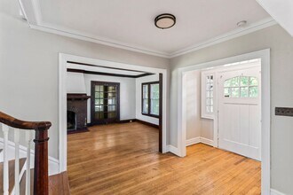 5401 Rockhill Rd in Kansas City, MO - Building Photo - Building Photo