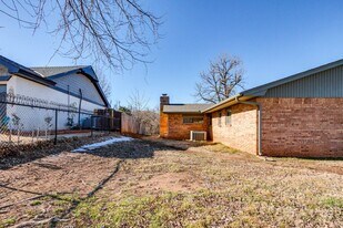 11208 Surrey Hills Blvd in Yukon, OK - Building Photo