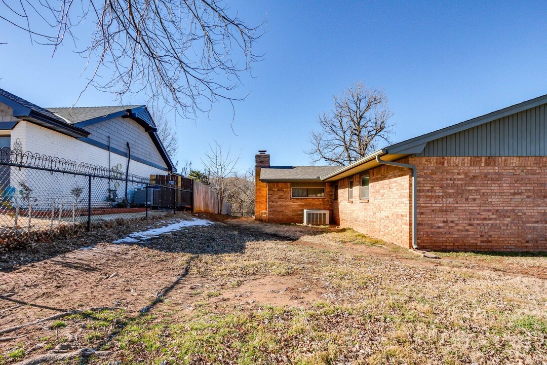 11208 Surrey Hills Blvd in Yukon, OK - Building Photo