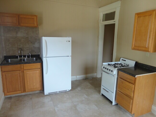 213 E Mulberry St, Unit 2 in Bloomington, IL - Building Photo - Building Photo