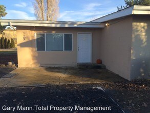 7733 McDougal Ave NE in Moses Lake, WA - Building Photo - Building Photo