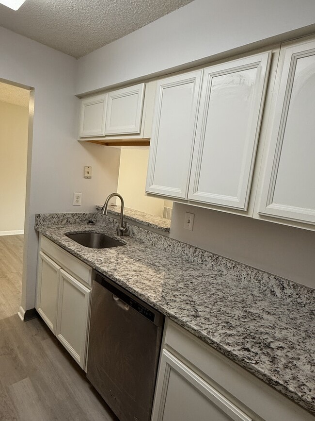 2005 Ravens Crest Dr in Plainsboro, NJ - Foto de edificio - Building Photo