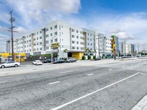 Mission Gateway in North Hills, CA - Foto de edificio - Building Photo