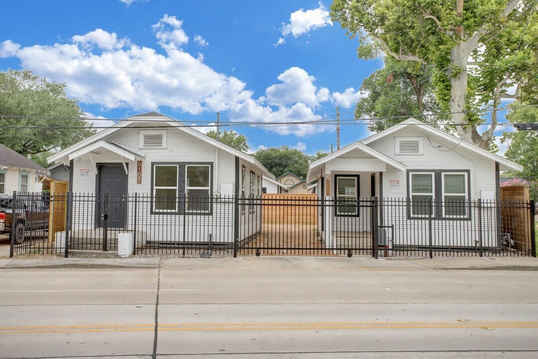 6109 N Main St in Houston, TX - Building Photo