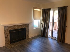 12083 Alta Carmel Ct, Unit 28 in San Diego, CA - Building Photo - Building Photo