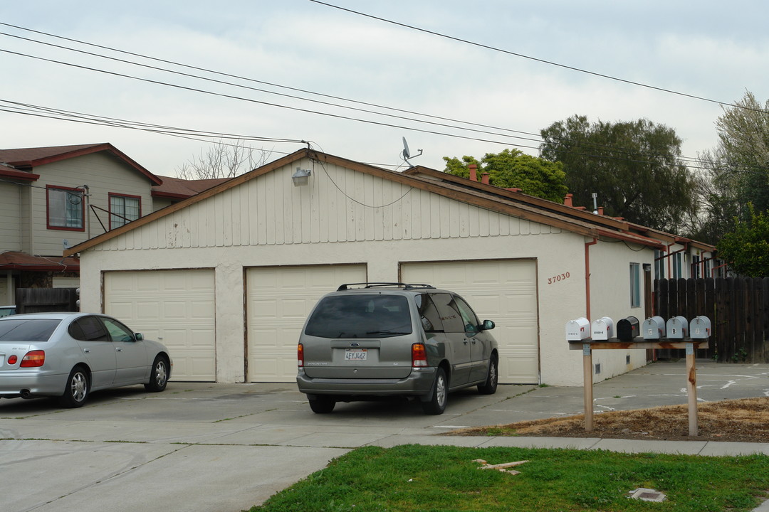 37030 Locust St in Newark, CA - Building Photo