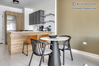 1035 W Van Buren St in Chicago, IL - Building Photo - Building Photo
