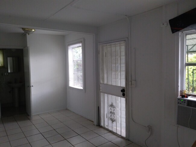 261 NW 35th St, Unit 5 in Miami, FL - Building Photo - Building Photo