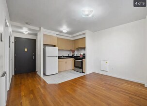 13438 35th Ave, Unit 4D in Flushing, NY - Foto de edificio - Building Photo