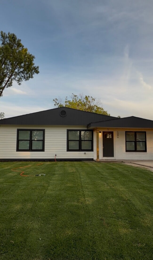 property at 1246 W Thompson Pl