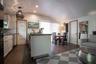 617 Acacia Ln in Emerald Hills, CA - Building Photo - Building Photo