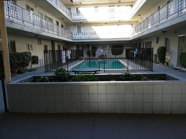 7009 Coldwater Canyon Ave, Unit 26 in Los Angeles, CA - Foto de edificio - Building Photo