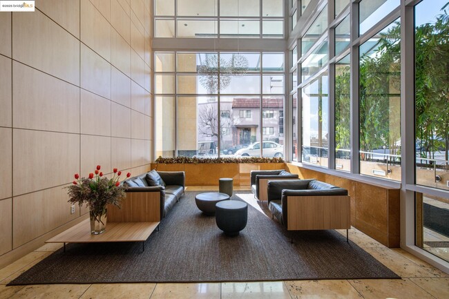 1 Lakeside Dr, Unit 1210 in Oakland, CA - Foto de edificio - Building Photo
