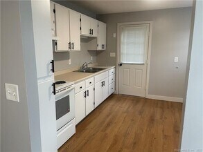 83 Midway Oval in Groton, CT - Building Photo - Building Photo