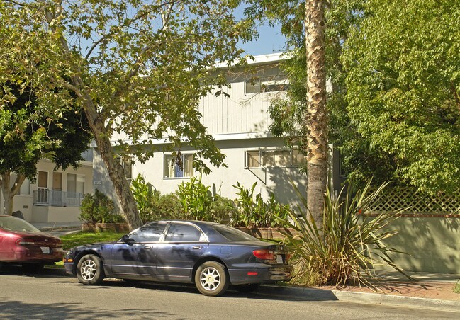 7621 Hampton Ave in Los Angeles, CA - Foto de edificio - Building Photo