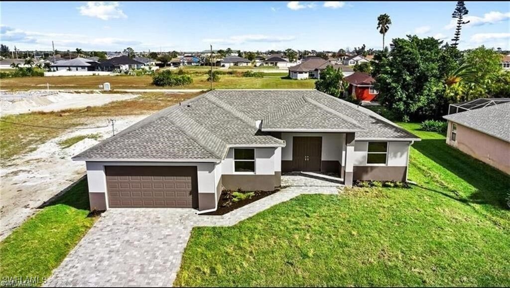 925 NW 9th Ave in Cape Coral, FL - Foto de edificio