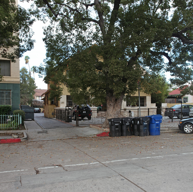 1847 N Gramercy Pl in Hollywood, CA - Foto de edificio - Building Photo