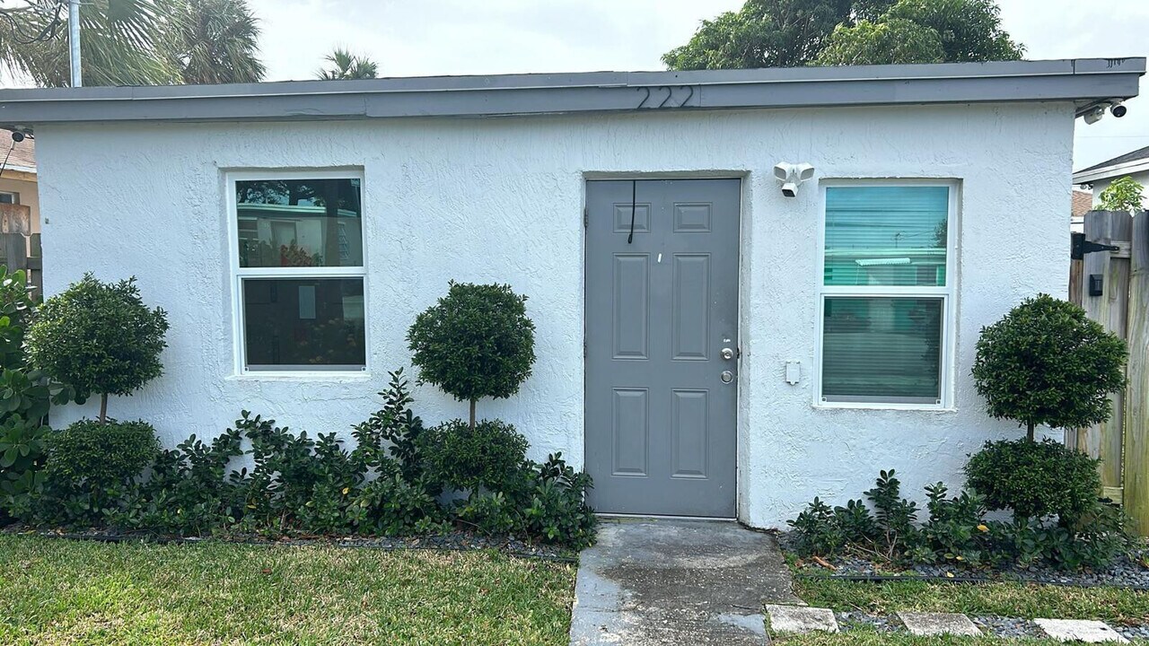 222 NE 13th Ave in Boynton Beach, FL - Building Photo