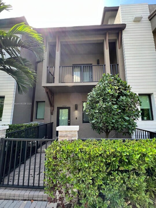 8332 NW 51st Terrace in Doral, FL - Building Photo